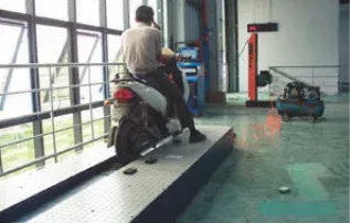 在检测线上进行性能检测的摩托车。