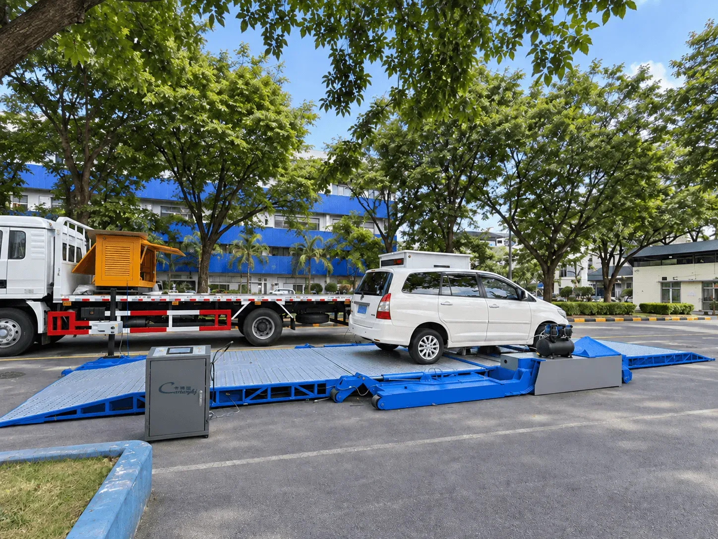移动式汽车检测平台在道路现场展开，一辆汽车正在平台上检测，操作人员现场值守
